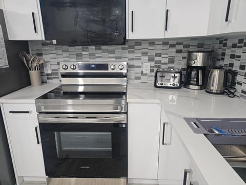 Coffee/tea facilities, Kitchen or kitchenette, microwave, oven, stove, toaster