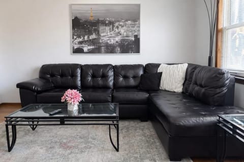 TV and multimedia, Living room, Seating area, air conditioner