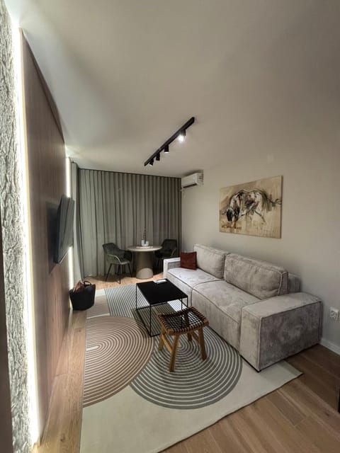Bed, TV and multimedia, Living room