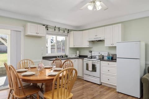 Cozy and Relaxing Private Getaway Free Parking House in Nanaimo