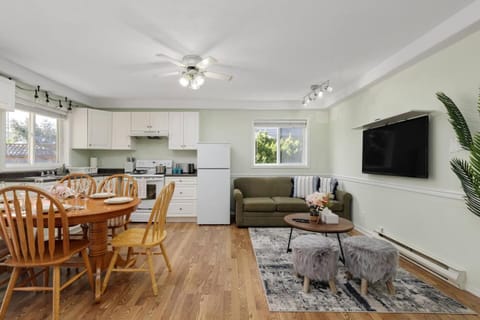 Cozy and Relaxing Private Getaway Free Parking House in Nanaimo