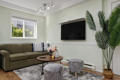 Cozy and Relaxing Private Getaway Free Parking House in Nanaimo