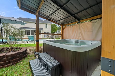 Patio, Day, Natural landscape, Garden, Hot Tub, Garden view, Pool view, Swimming pool