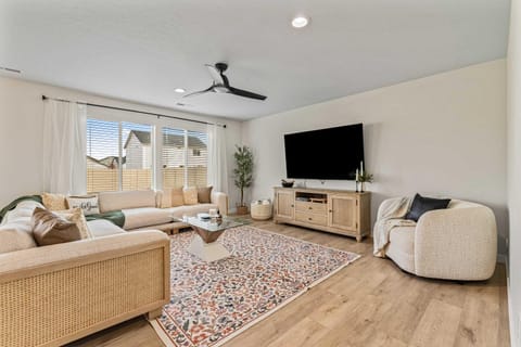 6BR Retreat with Playground Basketball & Sleeps 22 House in Nampa