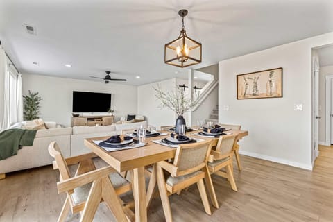 6BR Retreat with Playground Basketball & Sleeps 22 House in Nampa