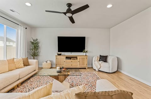 6BR Retreat with Playground Basketball & Sleeps 22 House in Nampa