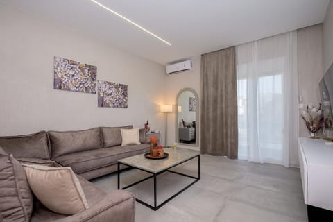 TV and multimedia, Living room, Photo of the whole room, Seating area, internet, air conditioner