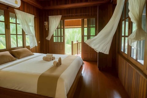 Teak House Lanta-6 Mins Walk To Beach House in Sala Dan