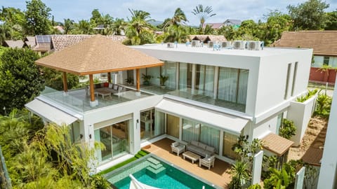 Property building, Patio, Garden, Balcony/Terrace, Swimming pool