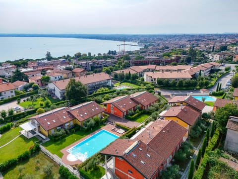 Property building, Neighbourhood, Bird's eye view, City view, Lake view, Pool view, Swimming pool, Location