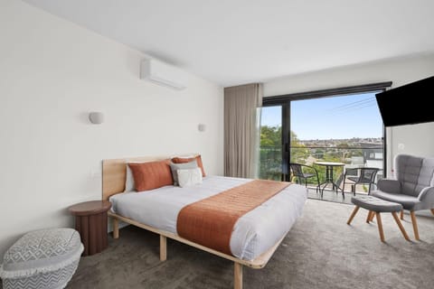 Bed, TV and multimedia, View (from property/room), Balcony/Terrace, Bedroom