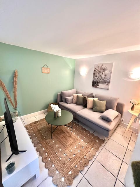 Communal lounge/ TV room, Living room, Seating area