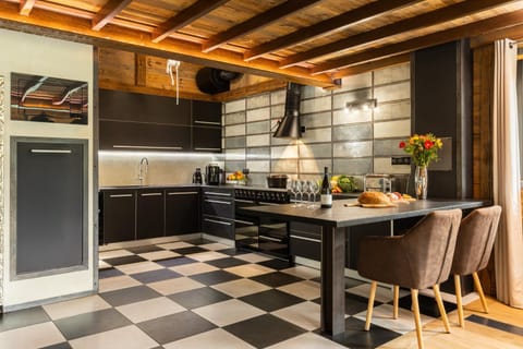 Black Diamond - Chalet Bansky House in Tignes