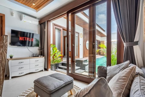 Communal lounge/ TV room, TV and multimedia, Living room, Photo of the whole room, Seating area, Pool view, Swimming pool