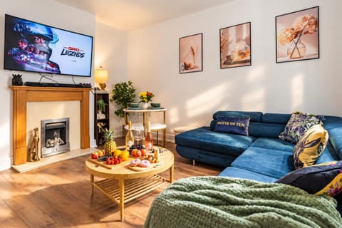 Communal lounge/ TV room, TV and multimedia, Living room, Seating area, Evening entertainment