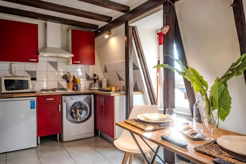 Coffee/tea facilities, Kitchen or kitchenette, Dining area, Food, oven, toaster