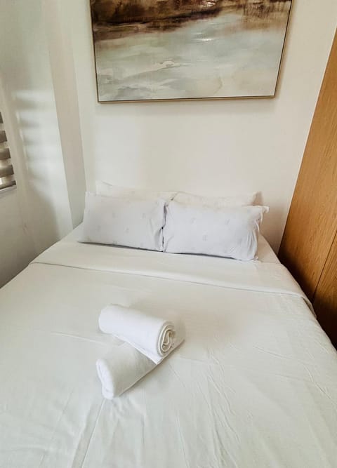 Bed, Decorative detail, Bedroom