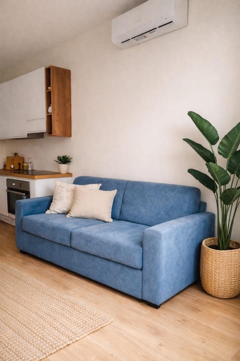 TV and multimedia, Living room, Seating area, air conditioner