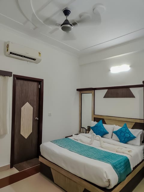 Photo of the whole room, air conditioner