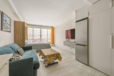 Bed, Living room