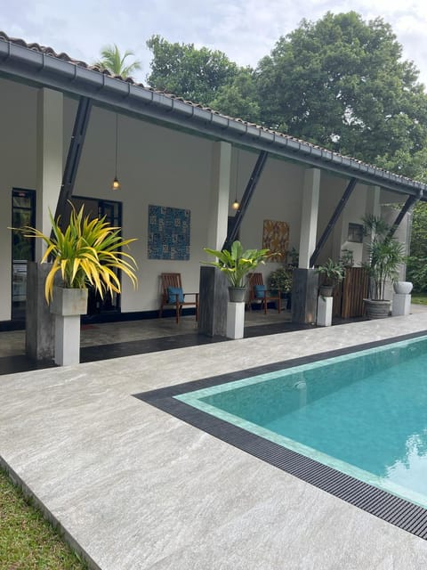 Property building, Day, Pool view, Swimming pool, sunbed