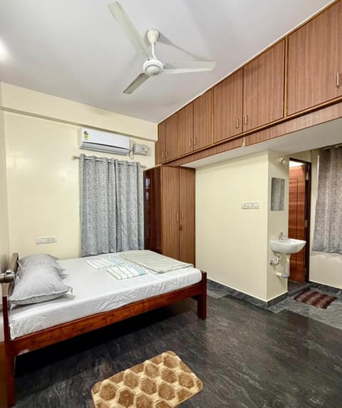 Bed, Photo of the whole room, Bedroom, wardrobe, air conditioner
