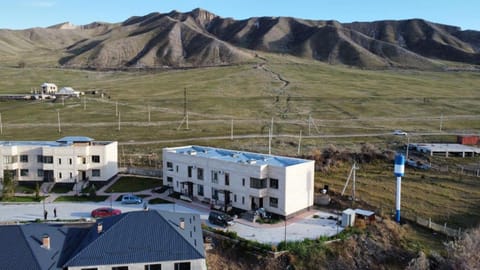 Property building, Day, Neighbourhood, Natural landscape, Bird's eye view, Mountain view, Street view, Location, Parking
