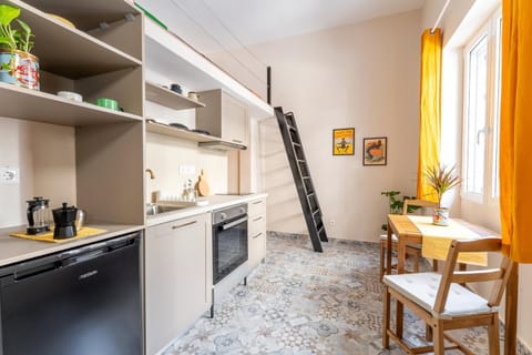 Kitchen or kitchenette, Dining area