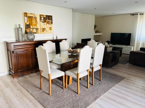 Communal lounge/ TV room, TV and multimedia, Living room, Seating area, Dining area