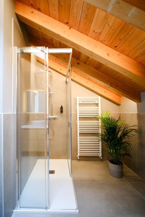 Sky Room Square View - 3 min walk to Bernina Express Bed and Breakfast in Province of Brescia