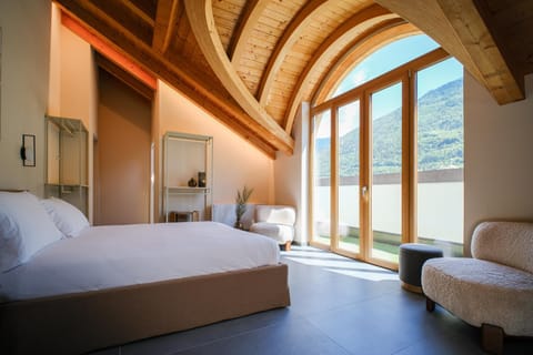 Sky Room Square View - 3 min walk to Bernina Express Bed and Breakfast in Province of Brescia