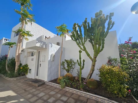 Property building, Facade/entrance, Garden