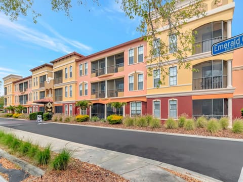 2 bed 2 bath full Kitchen, at Golf Resort Apartment in Greater Carrollwood