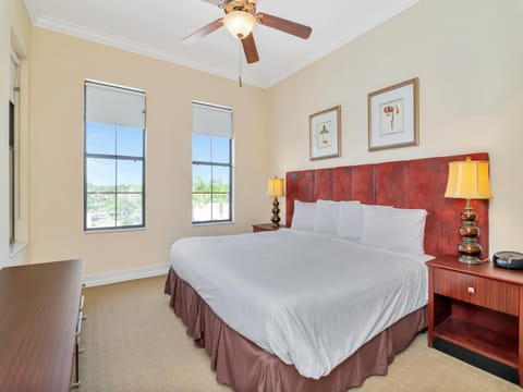2 bed 2 bath full Kitchen, at Golf Resort Apartment in Greater Carrollwood