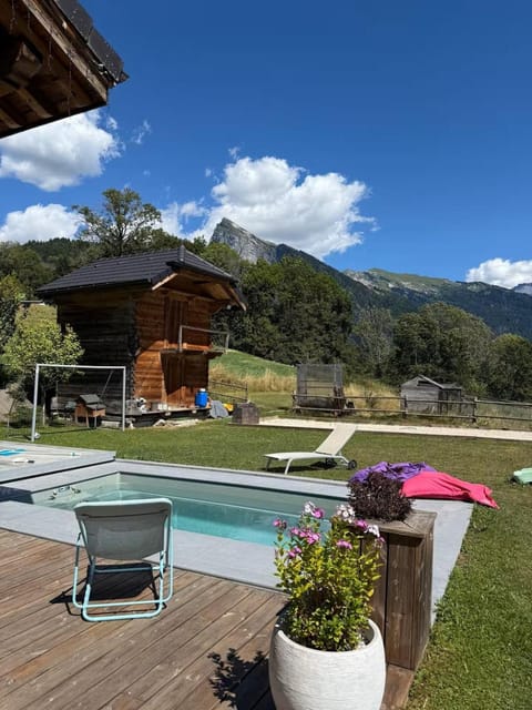 Beautiful chalet with swimming pool & great garden House in Samoëns
