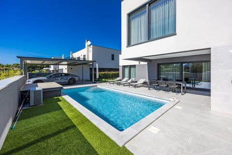 Property building, Patio, Day, Pool view, Swimming pool, sunbed