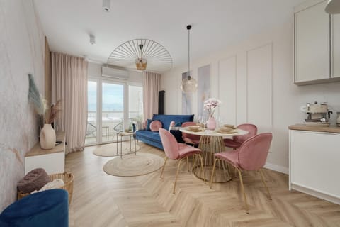 TV and multimedia, Coffee/tea facilities, Kitchen or kitchenette, Living room, Seating area