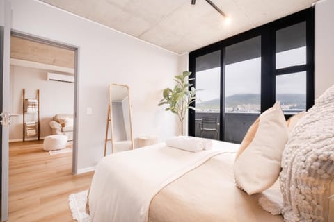 Balcony/Terrace, Bedroom, Mountain view