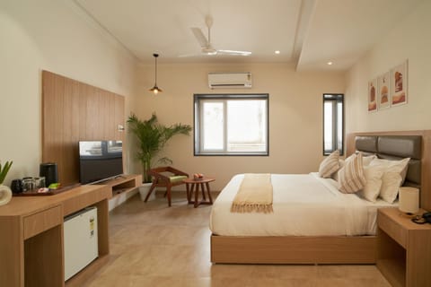 Bed, Seating area, Bedroom, minibar, air conditioner