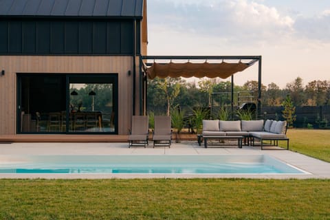 Property building, Garden, Balcony/Terrace, Swimming pool