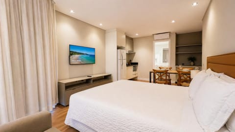 Bed, TV and multimedia, Photo of the whole room, Dining area, Bedroom, kitchen, air conditioner