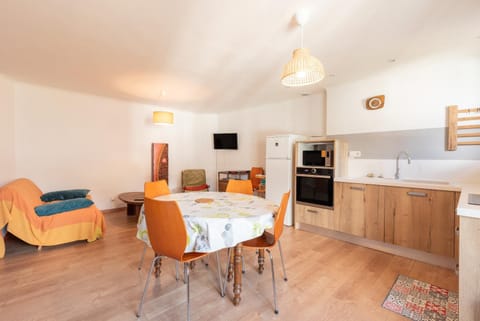 Property building, Kitchen or kitchenette, Living room