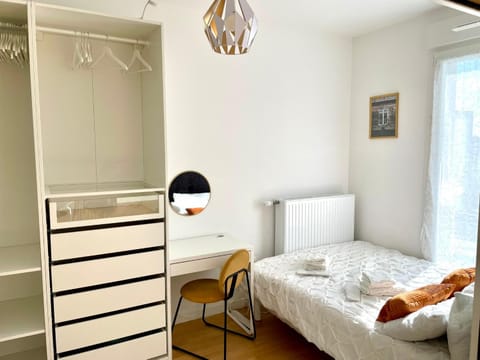 Photo of the whole room, Bedroom