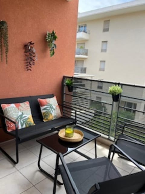 Charming apartment with 2 balconies Apartment in Antibes