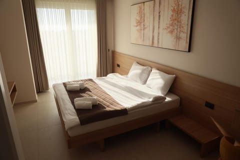 Bed, Photo of the whole room, Seating area, Bedroom