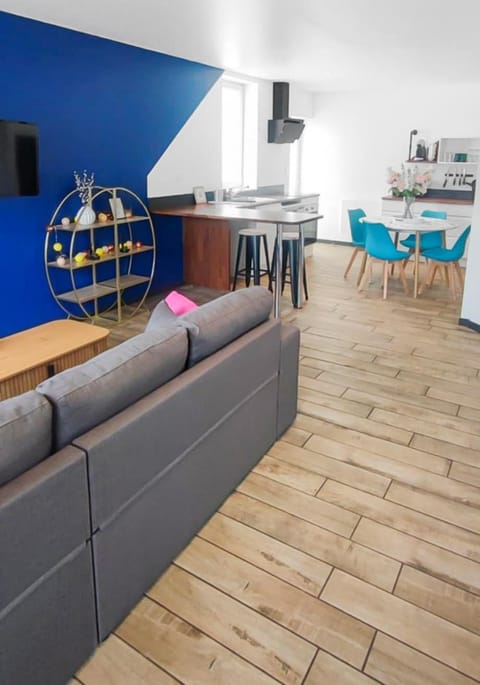 TV and multimedia, Living room, Lounge or bar, Seating area, Dining area