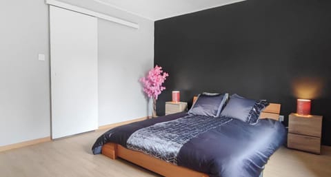 Bed, Neighbourhood, Photo of the whole room, Bedroom, Parking, wardrobe