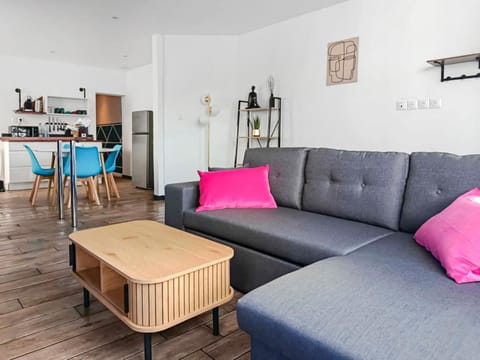 Day, Coffee/tea facilities, View (from property/room), Living room, Seating area, Dining area, Parking, dishwasher, microwave, oven, kitchen