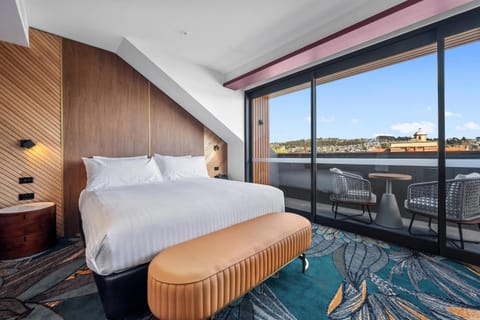 Bed, TV and multimedia, Coffee/tea facilities, View (from property/room), Balcony/Terrace, Kitchen or kitchenette, Seating area, Dining area, Bedroom, City view, River view, dishwasher, hair dryier, microwave, minibar, safe, soundproof, stove, towels, wardrobe, elevator, air conditioner