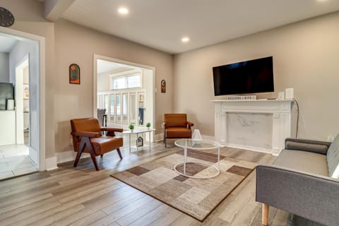 3 Mi to Dtwn Detroit Spacious Home with Yard! House in Windsor